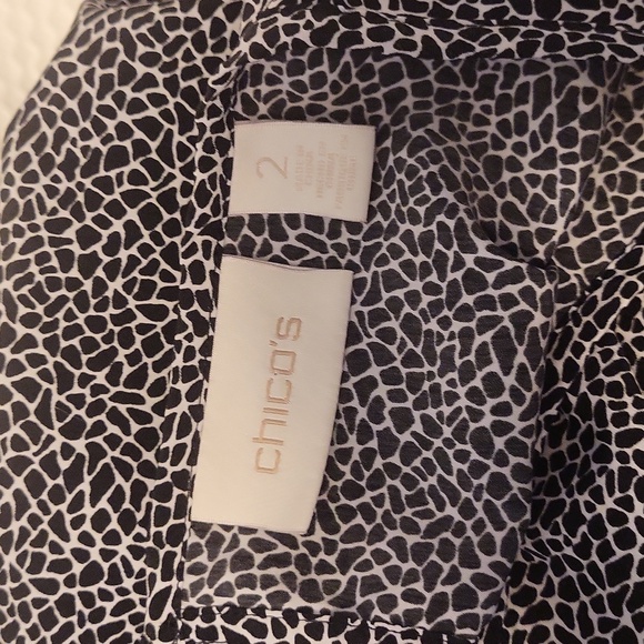 Chico's Animal Print Black White Top 2 Large Short Sleeve Silky Keyhole Back - Picture 6 of 6
